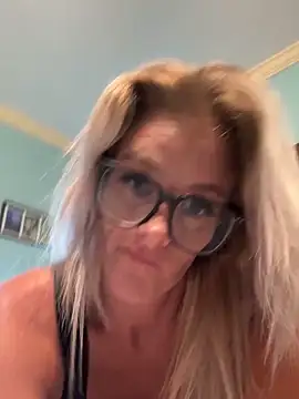 Snapshot of vixendoll87 chatting on October 2025 03:50:01 AM vixendoll87 online show from October 2025 03:50:01 AM