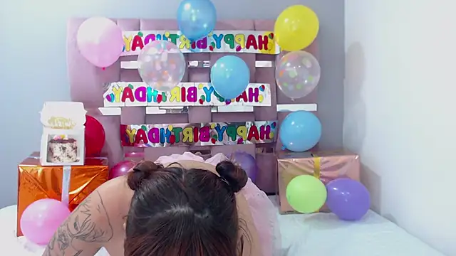 EmiliaKurt online show from February 2025 08:57:01 PM