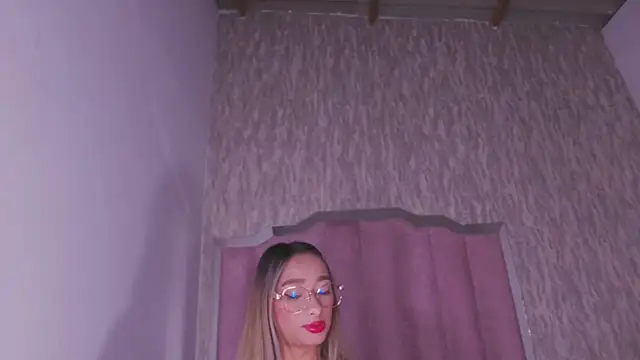 Snapshot of vale_ross_ chatting on October 2025 03:06:01 AM vale ross online show from October 2025 03:06:01 AM