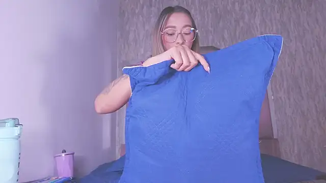 Snapshot of vale_ross_ chatting on October 2025 03:07:01 AM vale ross online show from October 2025 03:07:01 AM