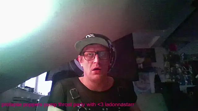 Snapshot of Bigthroaterboy chatting on December 2024 07:03:01 AM Bigthroaterboy online show from December 2024 07:03:01 AM