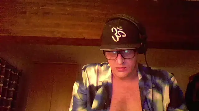 Snapshot of Bigthroaterboy chatting on January 2025 07:07:02 PM Bigthroaterboy online show from January 2025 07:07:02 PM