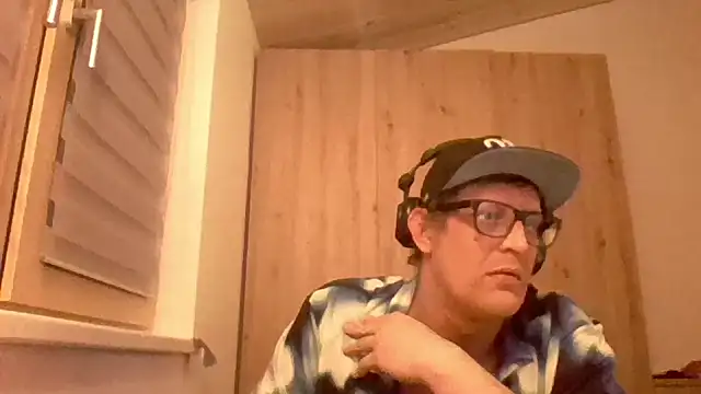 Snapshot of Bigthroaterboy chatting on January 2025 05:51:01 PM Bigthroaterboy online show from January 2025 05:51:01 PM