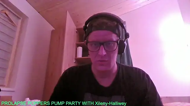 Snapshot of Bigthroaterboy chatting on October 2025 06:04:01 PM Bigthroaterboy online show from October 2025 06:04:01 PM
