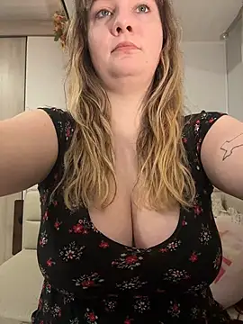 Snapshot of emerieskye20 chatting on February 2026 06:44:01 PM emerieskye20 online show from February 2026 06:44:01 PM