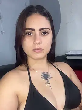 Azuna25 online show from June 2026 07:46:01 PM