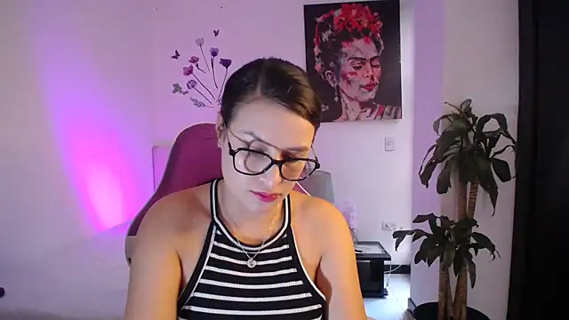 esmeraldaa230 online show from February 2026 09:03:02 PM