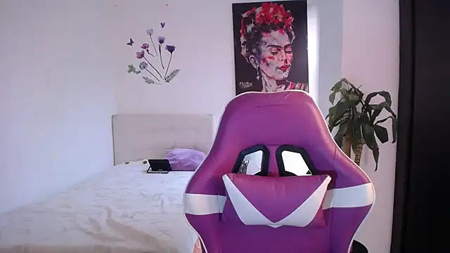 esmeraldaa230 online show from March 2026 06:58:02 PM