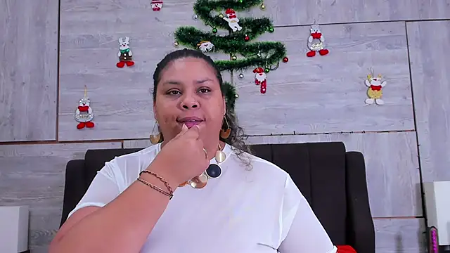 Snapshot of Lynn_Jones chatting on December 2024 05:25:01 AM Lynn Jones online show from December 2024 05:25:01 AM