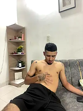 Snapshot of royalgirls_x chatting on October 2025 11:36:01 PM royalgirls x online show from October 2025 11:36:01 PM