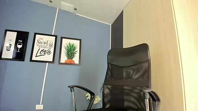 Snapshot of PaulinaDuarte chatting on April 2026 11:20:01 AM PaulinaDuarte online show from April 2026 11:20:01 AM