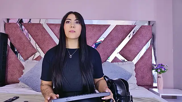 Snapshot of PaulinaDuarte chatting on June 2026 12:35:01 PM PaulinaDuarte online show from June 2026 12:35:01 PM