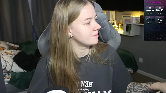 Snapshot of candy_maggie chatting on December 2024 01:22:01 PM candy maggie online show from December 2024 01:22:01 PM