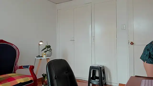 Snapshot of cuddlingbunny chatting on December 2024 01:39:01 PM cuddlingbunny online show from December 2024 01:39:01 PM