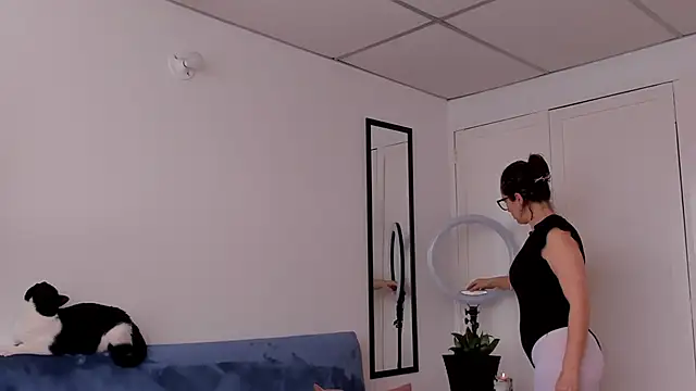 cuddlingbunny online show from June 2026 07:49:01 PM
