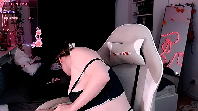 Snapshot of _wikki_ chatting on November 2025 04:17:01 PM wikki online show from November 2025 04:17:01 PM