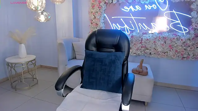 Snapshot of AlessaRomero chatting on October 2025 08:17:02 PM AlessaRomero online show from October 2025 08:17:02 PM