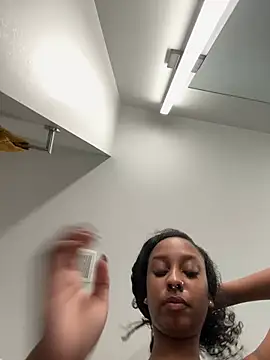 Snapshot of Your_Paris chatting on February 2026 01:01:02 PM Your Paris online show from February 2026 01:01:02 PM