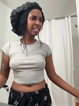 Snapshot of Your_Paris chatting on February 2026 06:35:02 AM Your Paris online show from February 2026 06:35:02 AM