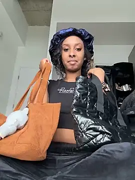 Snapshot of Your_Paris chatting on February 2026 06:39:01 PM Your Paris online show from February 2026 06:39:01 PM