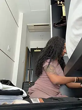 Snapshot of Your_Paris chatting on February 2026 10:07:01 PM Your Paris online show from February 2026 10:07:01 PM