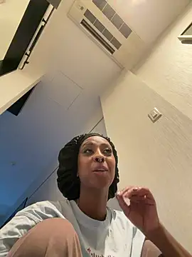 Snapshot of Your_Paris chatting on February 2026 09:05:02 PM Your Paris online show from February 2026 09:05:02 PM