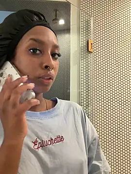 Snapshot of Your_Paris chatting on March 2026 05:42:01 PM Your Paris online show from March 2026 05:42:01 PM