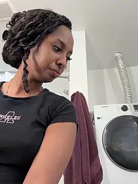 Snapshot of Your_Paris chatting on March 2026 03:18:02 PM Your Paris online show from March 2026 03:18:02 PM