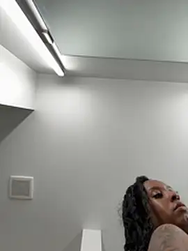 Snapshot of Your_Paris chatting on March 2026 05:36:02 AM Your Paris online show from March 2026 05:36:02 AM