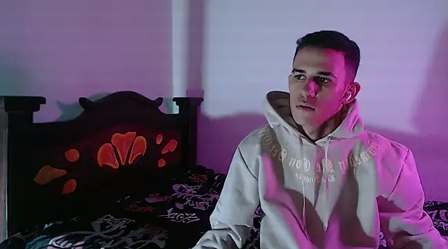 Snapshot of isaaclatino chatting on December 2024 03:27:02 AM isaaclatino online show from December 2024 03:27:02 AM