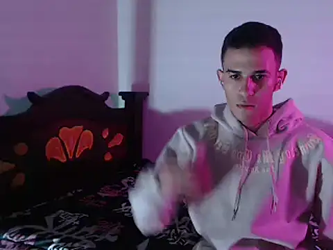 Snapshot of isaaclatino chatting on December 2024 06:31:02 AM isaaclatino online show from December 2024 06:31:02 AM