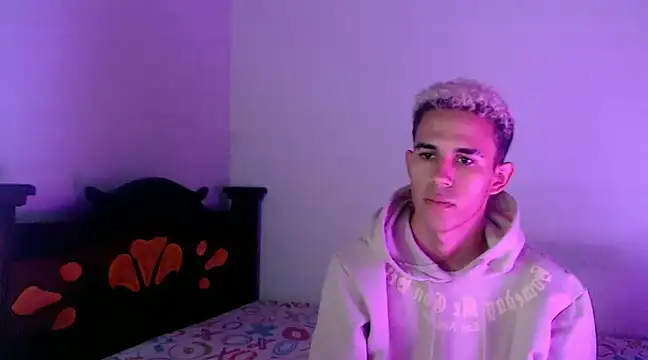 Snapshot of isaaclatino chatting on March 2025 06:48:02 AM isaaclatino online show from March 2025 06:48:02 AM