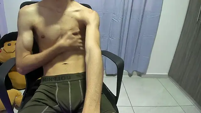 Snapshot of isaaclatino chatting on October 2025 08:43:02 PM isaaclatino online show from October 2025 08:43:02 PM