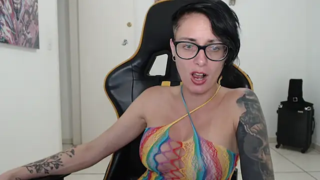 Snapshot of CrisBathoryxxx chatting on December 2024 06:11:02 AM CrisBathoryxxx online show from December 2024 06:11:02 AM