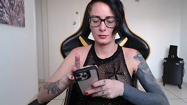 Snapshot of CrisBathoryxxx chatting on December 2024 09:01:01 PM CrisBathoryxxx online show from December 2024 09:01:01 PM