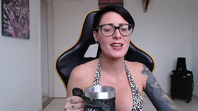 Snapshot of CrisBathoryxxx chatting on December 2024 02:26:02 PM CrisBathoryxxx online show from December 2024 02:26:02 PM