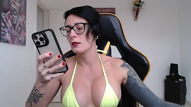 Snapshot of CrisBathoryxxx chatting on December 2024 07:52:02 PM CrisBathoryxxx online show from December 2024 07:52:02 PM