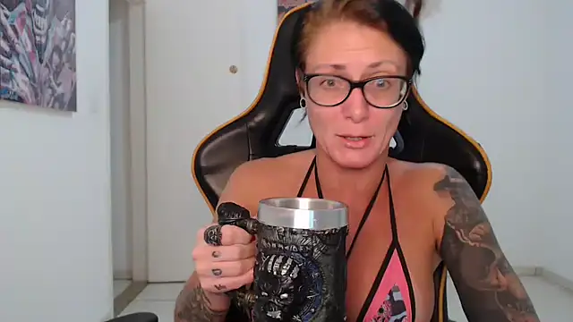 Snapshot of CrisBathoryxxx chatting on March 2025 08:13:01 AM CrisBathoryxxx online show from March 2025 08:13:01 AM