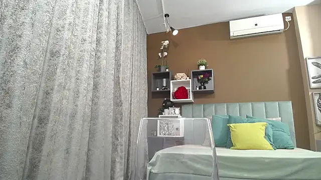 Snapshot of RebecaBlackx chatting on October 2025 06:25:02 AM RebecaBlackx online show from October 2025 06:25:02 AM