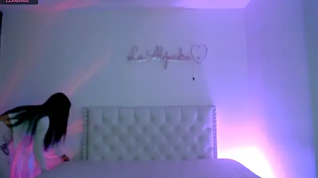 Snapshot of alee_lenoxx chatting on October 2025 07:01:01 AM alee lenoxx online show from October 2025 07:01:01 AM