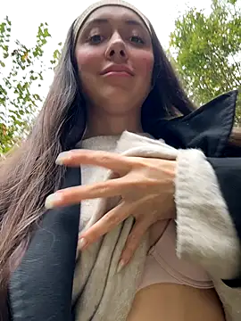 emiliasommer online show from October 2025 12:52:02 PM