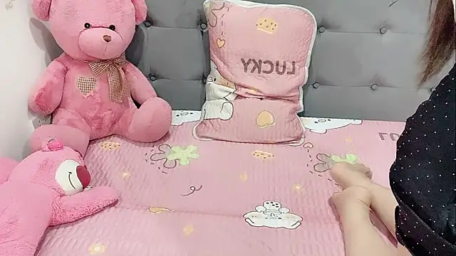 Snapshot of Funikio chatting on October 2025 01:06:02 AM Funikio online show from October 2025 01:06:02 AM