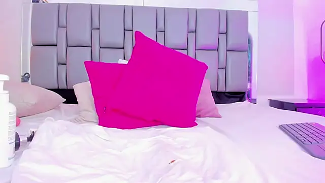 Snapshot of Emily_Gil1 chatting on February 2025 04:43:02 PM Emily Gil1 online show from February 2025 04:43:02 PM