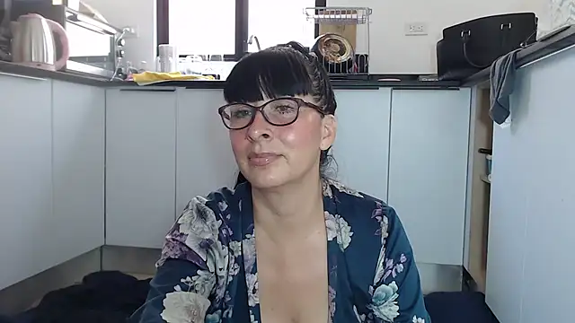 HellenLatin online show from May 2026 05:07:02 PM