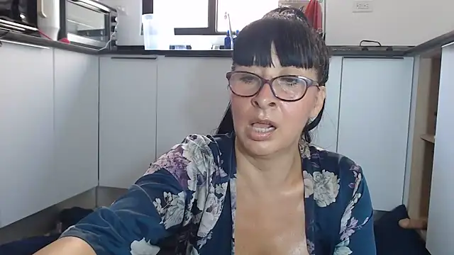 HellenLatin online show from June 2026 04:00:02 PM