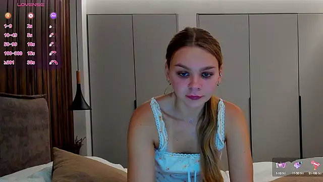 Snapshot of Molly_sweetie chatting on September 2025 06:07:02 AM Molly sweetie online show from September 2025 06:07:02 AM