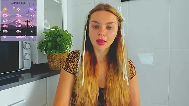 Snapshot of Molly_sweetie chatting on June 2026 06:40:02 AM Molly sweetie online show from June 2026 06:40:02 AM