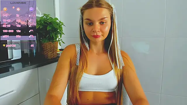 Snapshot of Molly_sweetie chatting on June 2026 12:22:01 PM Molly sweetie online show from June 2026 12:22:01 PM