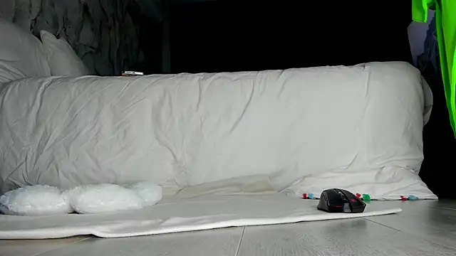 HunnyWifey online show from June 2026 07:00:02 PM