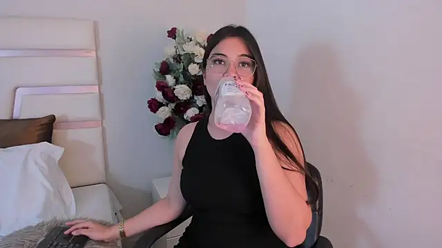 Snapshot of CamilaSofiia chatting on February 2025 10:44:02 PM CamilaSofiia online show from February 2025 10:44:02 PM